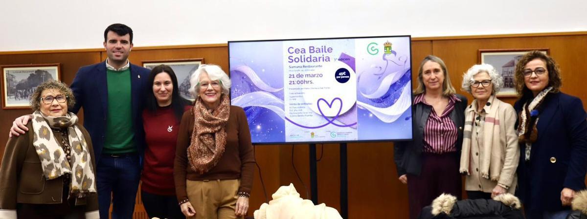 Louzao y Goldar junto a representantes de la AECC en A Estrada.  | CEDIDA