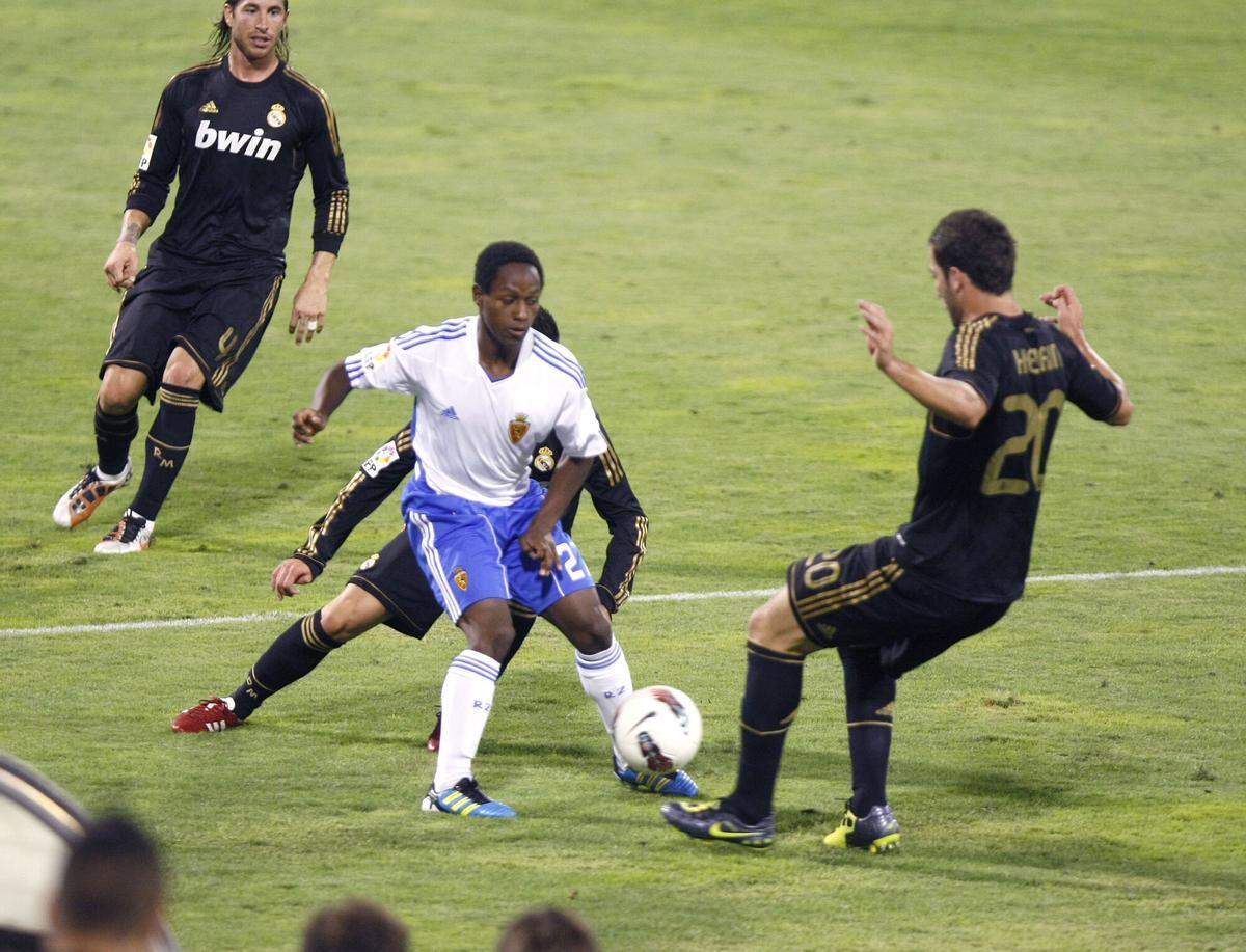 Joel Valencia, ante Higuaín en su debut con el Real Zaragoza