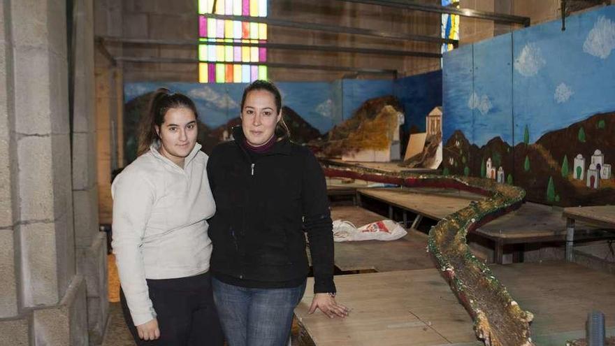 Ana Villamor (derecha), acompañada ayer por su hermana para el montaje. //Bernabé/Ana Agra
