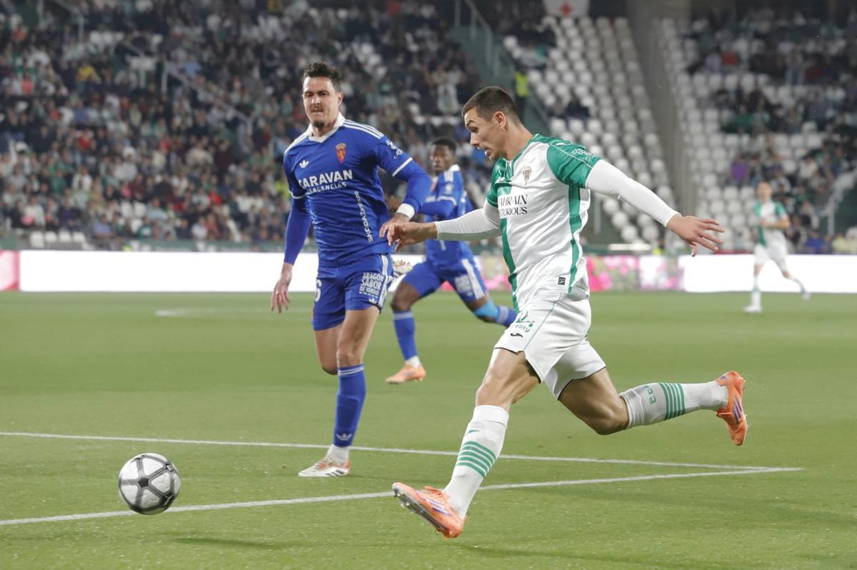 Adrián Fuentes, en una acción ofensiva del Córdoba CF ante el Zaragoza.