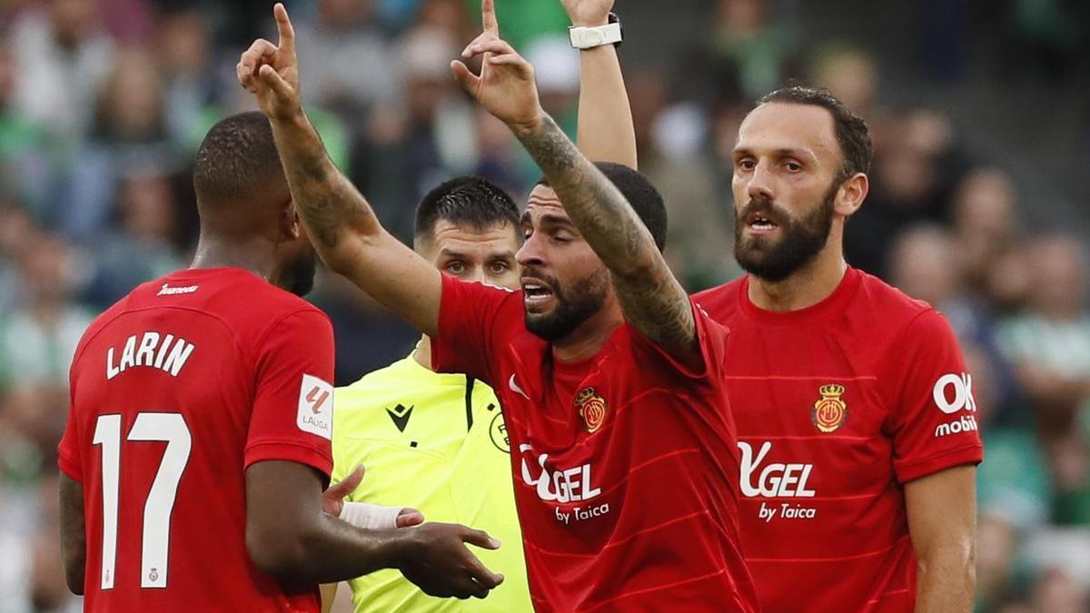 Mascarell protesta tras recibir la segunda amarilla ante el Betis.