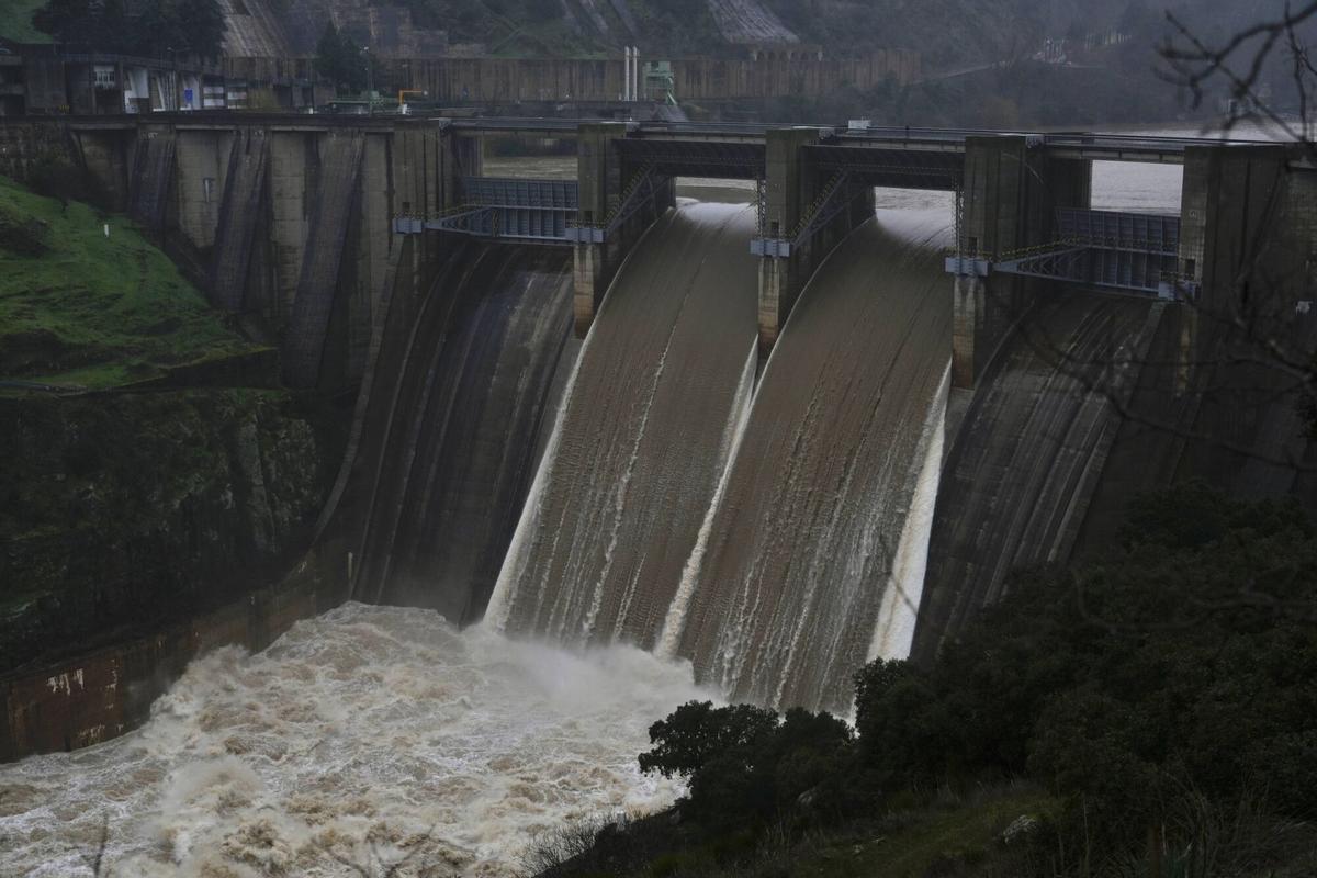 El estado de las presas de Zamora tras la crecida de los río por el temporal.