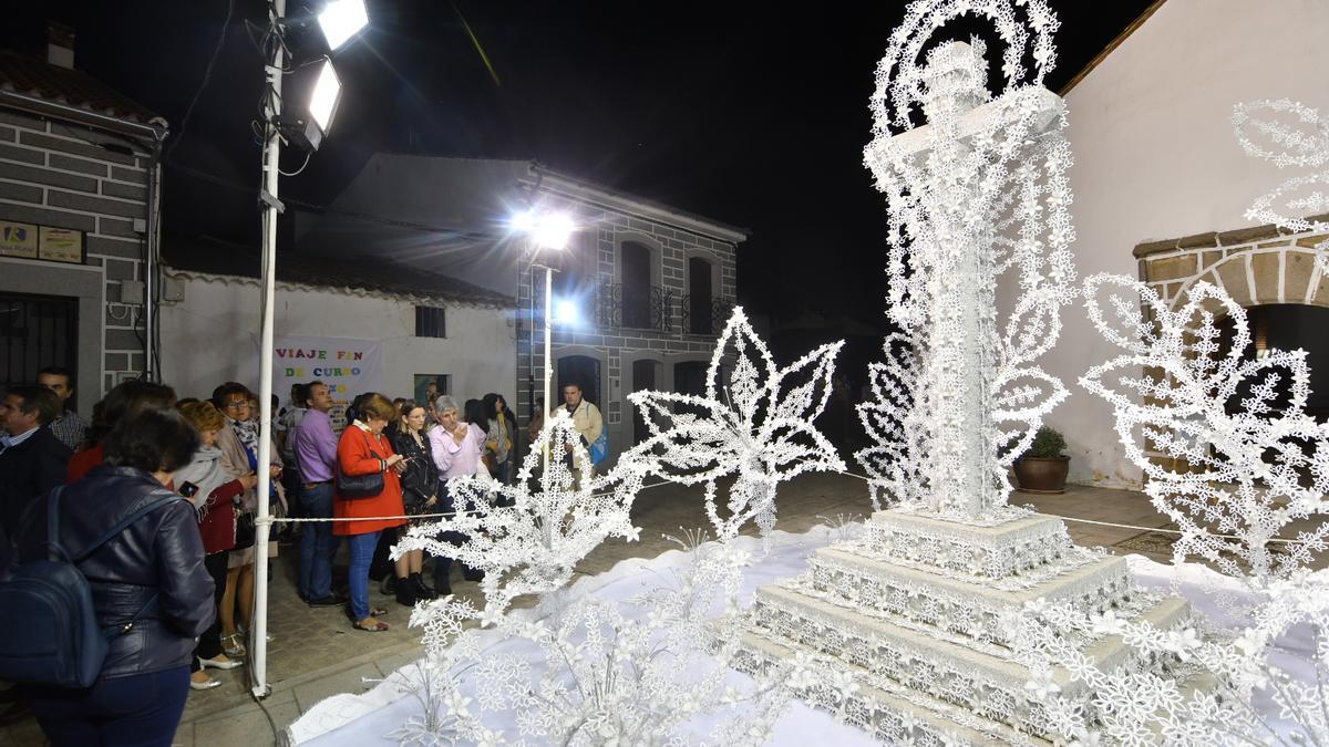 Una de las cruces exteriores de Añora ornamentada.