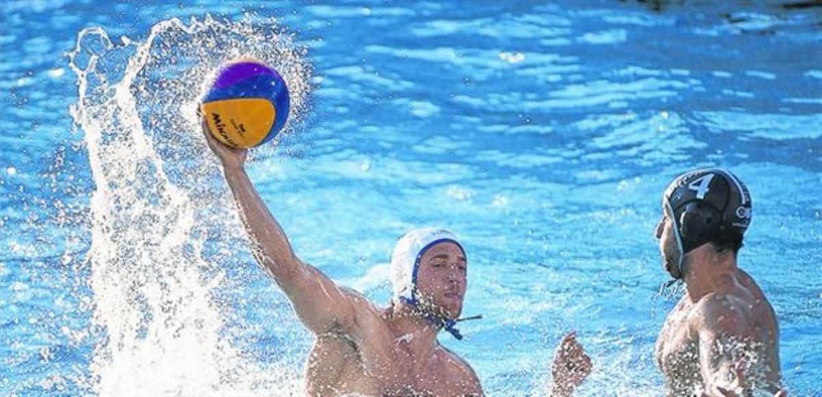 Fernández, del Barceloneta, es prepara per tirar a porta, ahir a les Picornell.