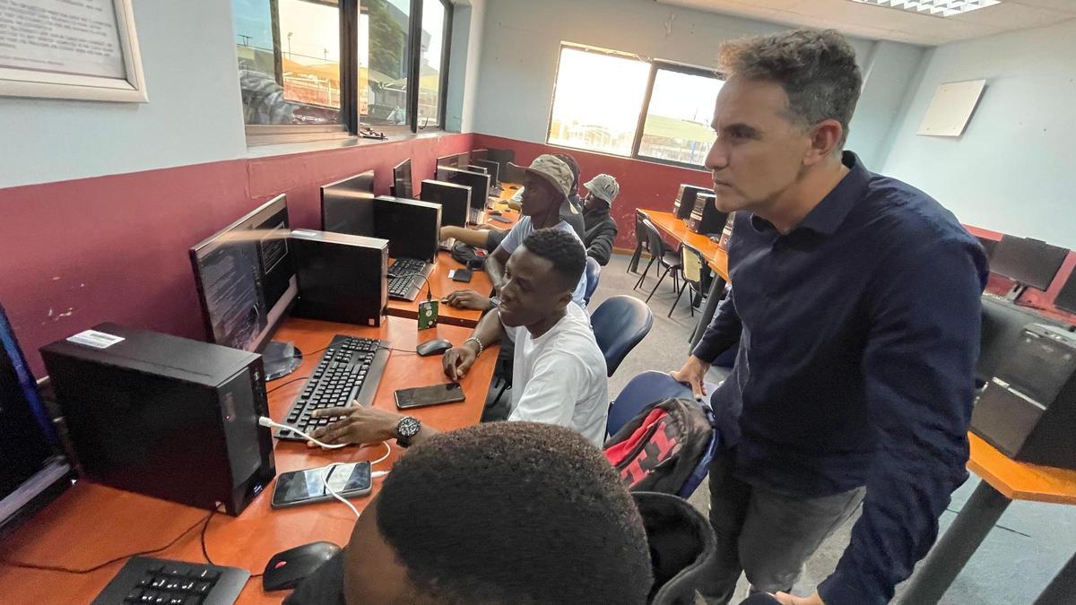 Sergio Banderas con estudiantes en Botsuana.