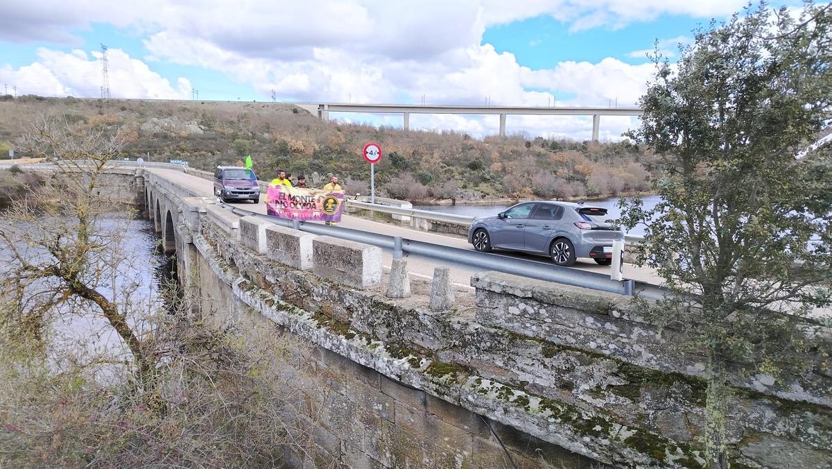 Los bomberos forestales reivindican un operativo fijo todo el año en una marcha de Molezuelas a Villarciervos