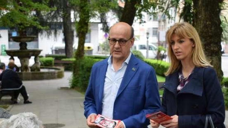 Marina Ortega, durante el reparto de publicidad electoral. // FdV