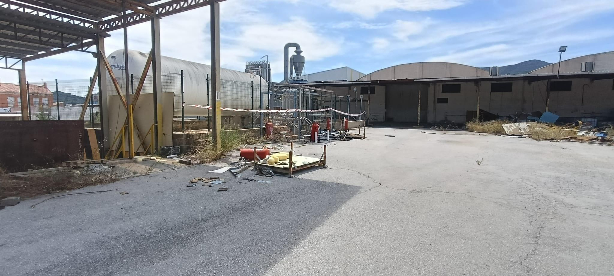 Esclarecedores imágenes del estado y los riesgos de una nave industrial abandonada en la Vall