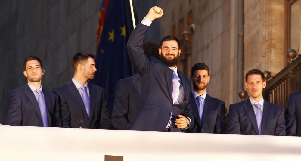 Celebración del triunfo en la Eurocup del Valencia Basket en València