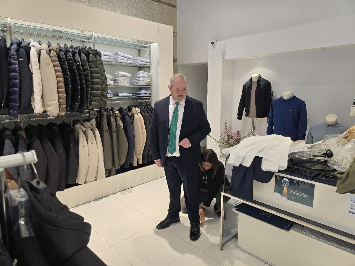 Un hombre se prueba un traje en "Ventos".