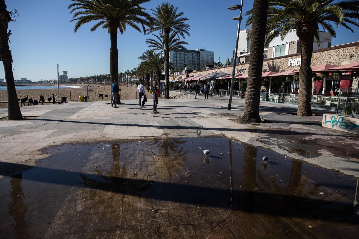 Zona inundada en el paseo Marítim de Barcelona, frente a la zona de restaurantes.