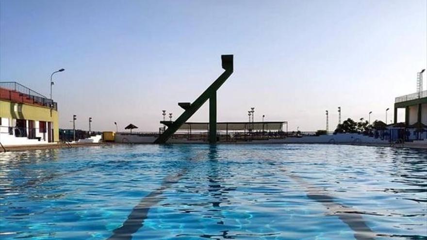 La piscina de verano acaba este viernes y la climatizada cierra durante la semana