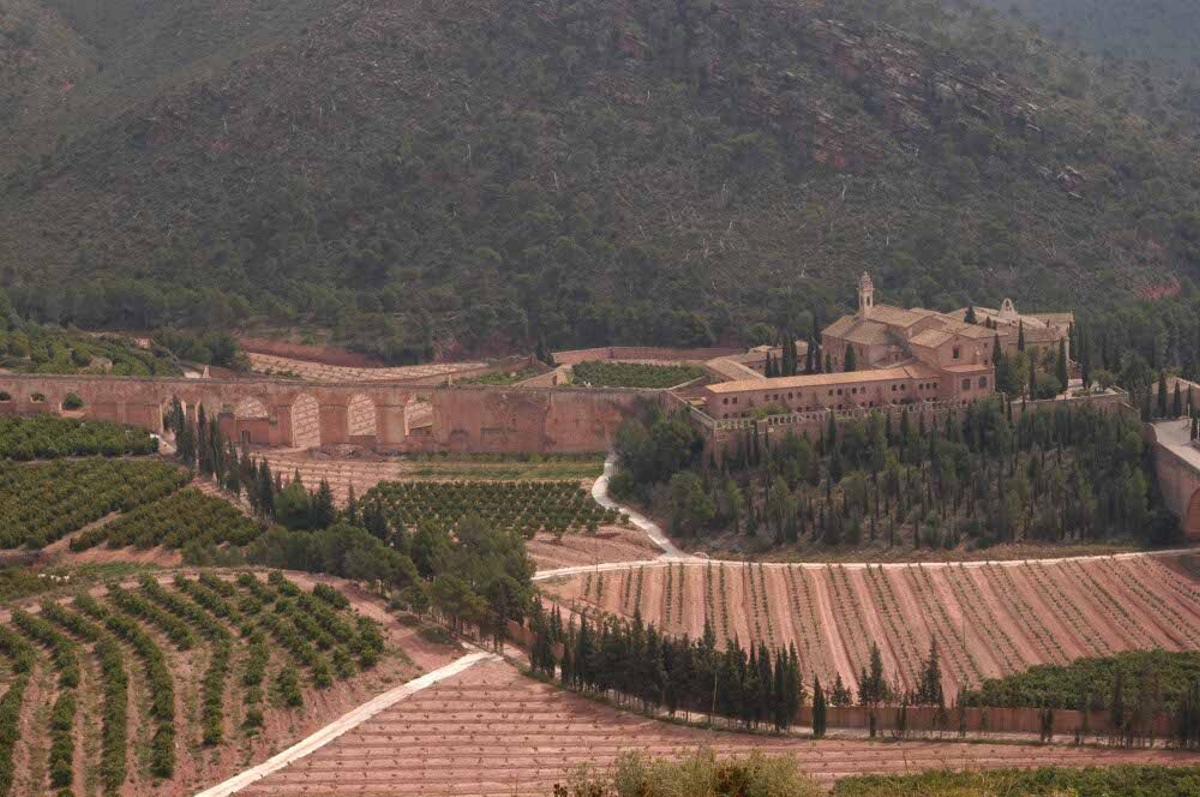 A pocos kilómetros de Serra se encuentra la Cartuja de Porta Coeli, un monasterio cartujo fundado en el siglo XIII.