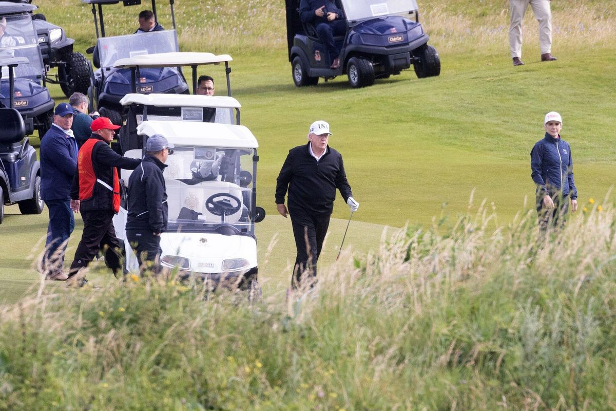 El presidente de Estados Unidos, Donald Trump, jugando a Golf en Escocia