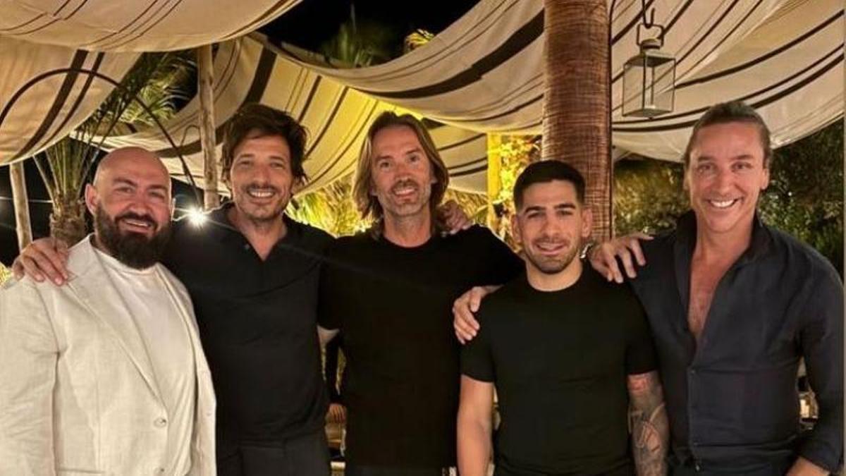 Topuria, en el Playa Solei, junto al modelo Andrés Velencoso y el cofundador del local, Miguel Sancho, el otros clientes del local.