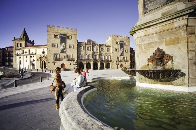 Palacio de Revillagigedo, en el barrio de Cimadevilla de Gijón/ Xixón. Encima, el Centro Niemeyer de Avilés.