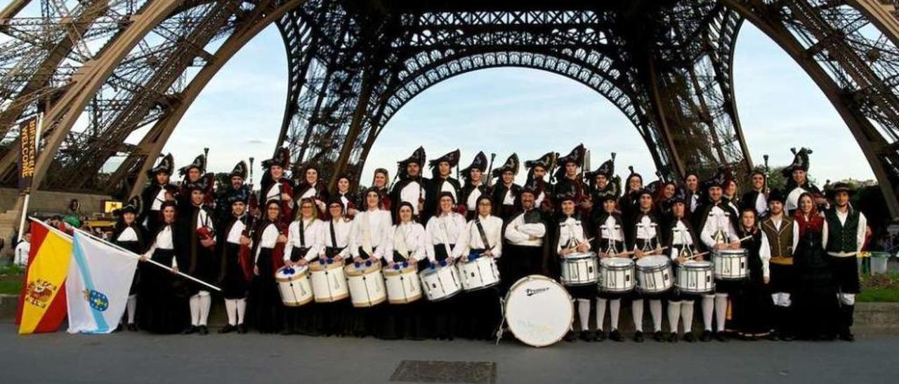 Los componentes de la banda de gaitas del Concello de Verea en su último viaje a París. // FdV