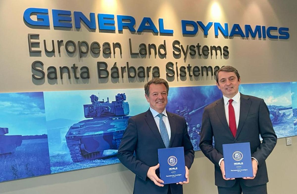El presidente de GDELS, Antonio Bueno (derecha) y el director general, Juan Escriña, con el Plan Industrial y Tecnológico de la compañía para España, esta mañana en Madrid