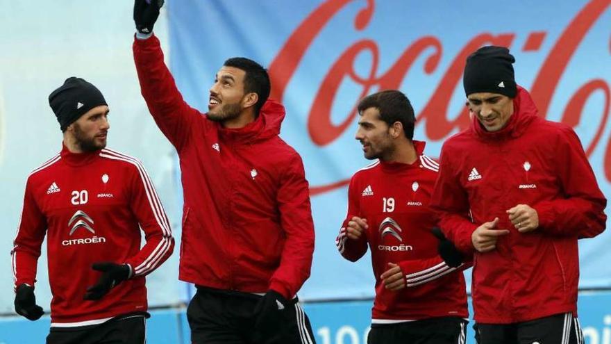 Sergi Gómez, Cabral, Jonny y Hernández, durante el entrenamiento de ayer. // Ricardo Grobas