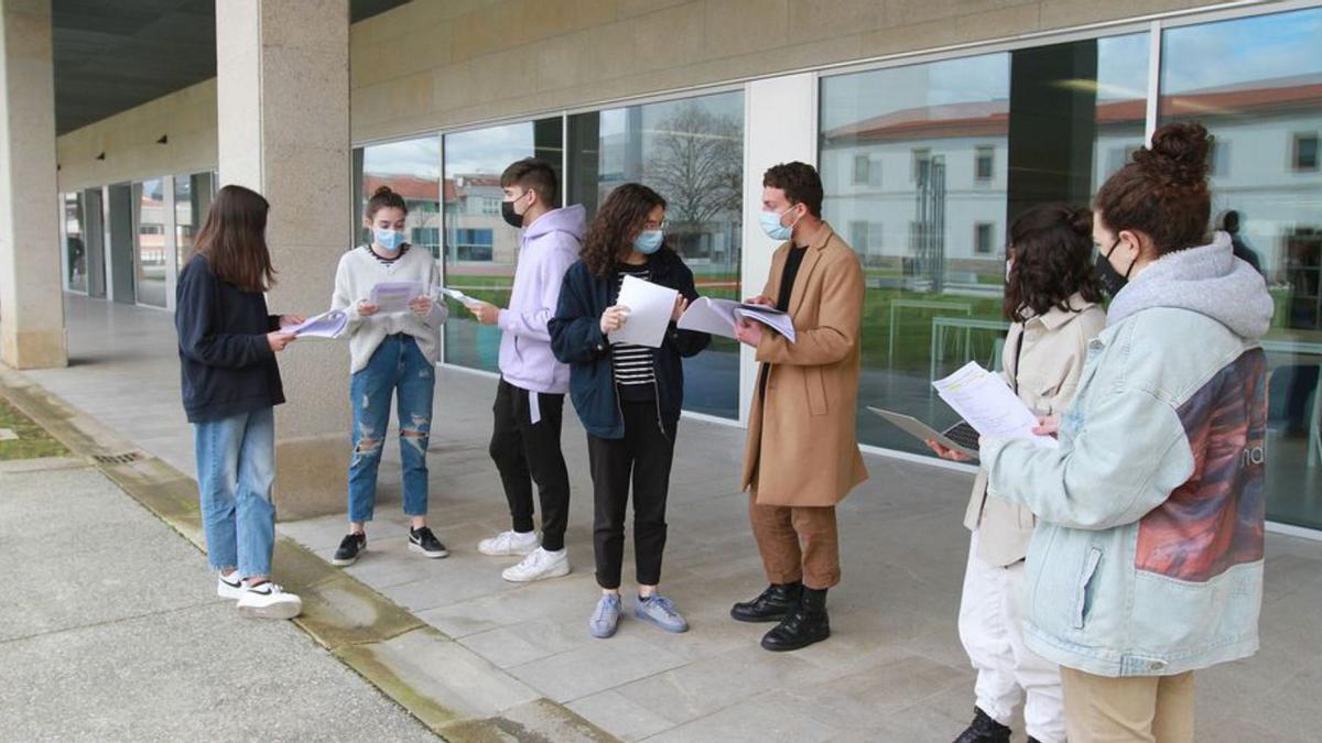 Estudiantes a las puertas de la biblioteca Nós. |   // IÑAKI OSORIO