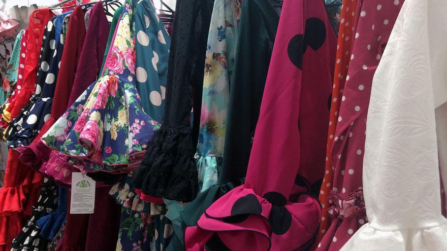 Algunos de los vestidos de la tienda Viva la Feria.