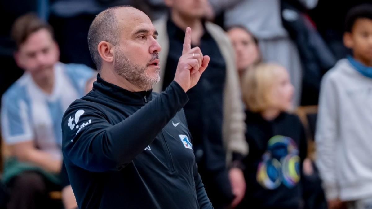 Chus Mateo, en su primer partido al frente de la selección española