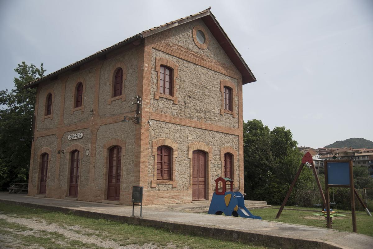 Imatge actual de l'edifici de l'antiga estació de Puig-reig