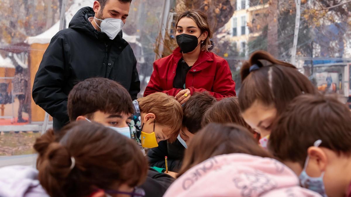 González durante la visita al campamento urbano navideño.