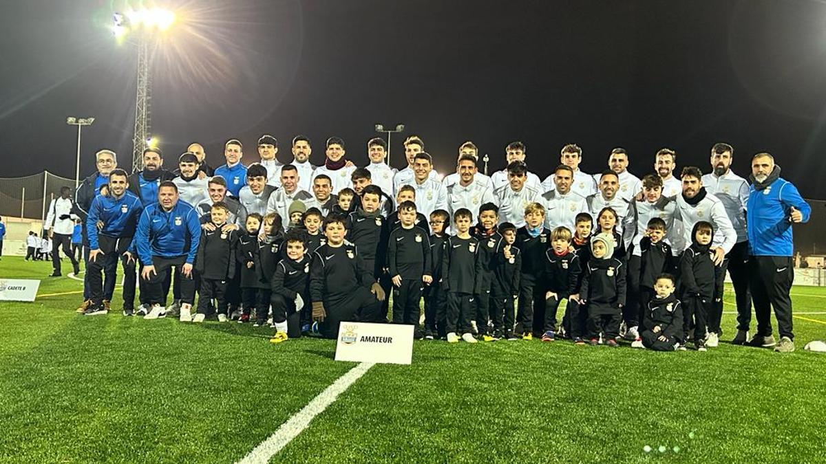 La primera plantilla y la escuela de fútbol posan juntos en la presentación de los equipos del Rotlet Molinar.