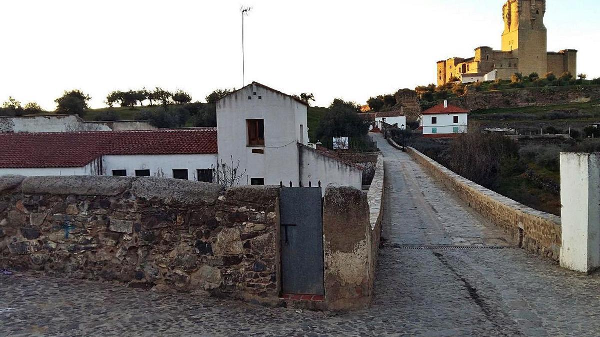 A la izquierda, el albergue Camino de Santiago, situado en la cuesta de acceso al castillo.