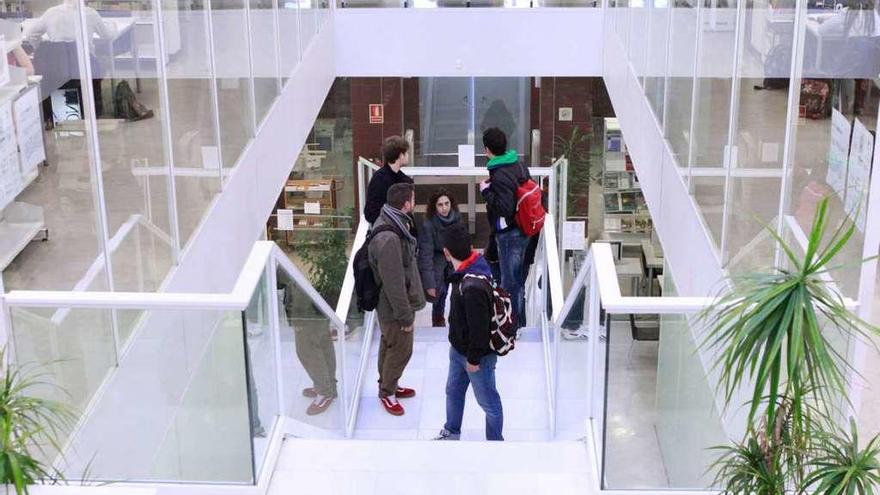 Un grupo de estudiantes accede a las instalaciones de la biblioteca del Campus Viriato.