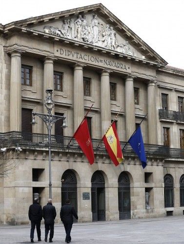 BANDERAS A MEDIA ASTA EN PALACIO DE NAVARRA