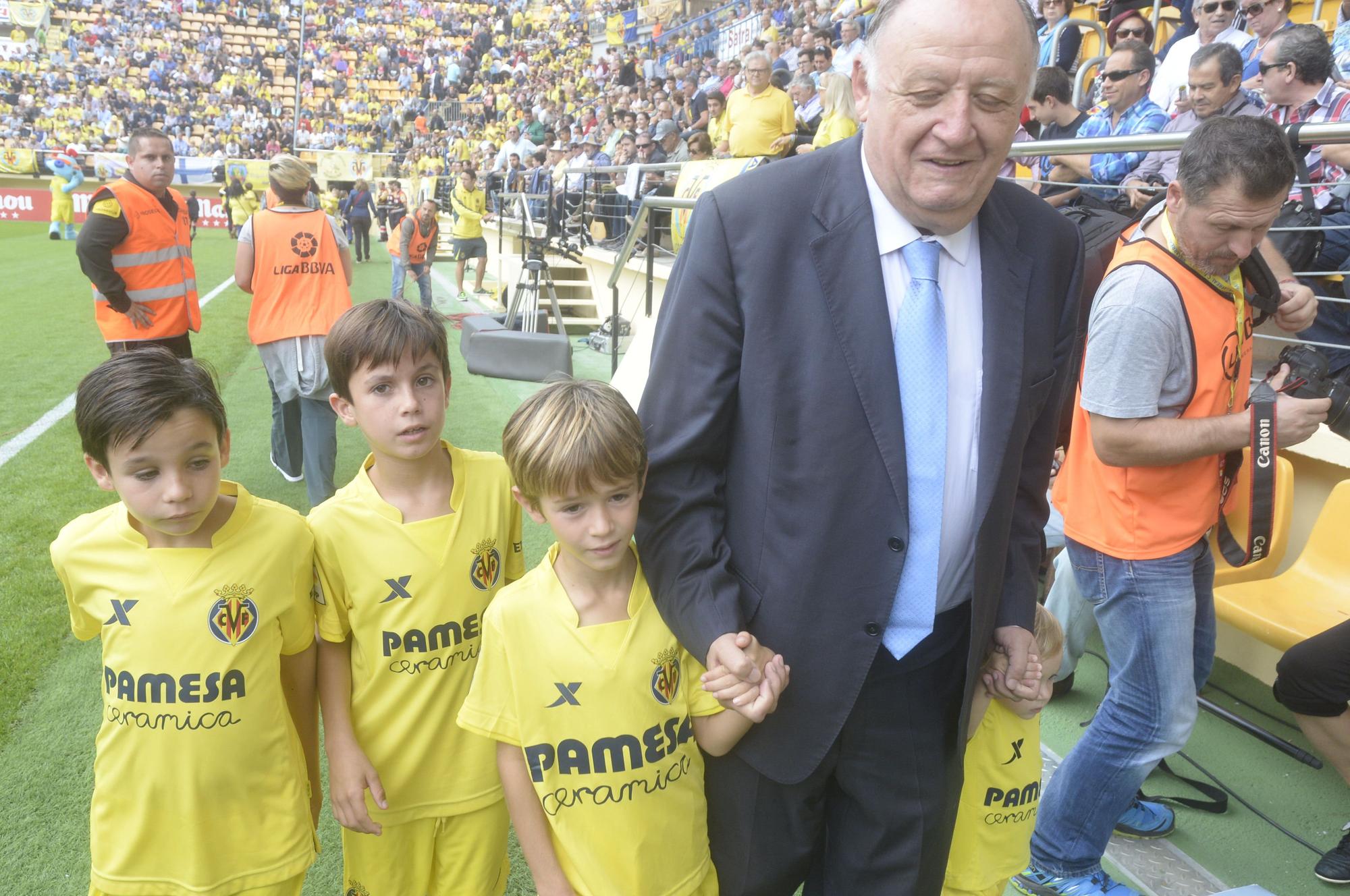 Llaneza, con sus nietos en el Estadio de la Cerámica en una imagen del 2015.