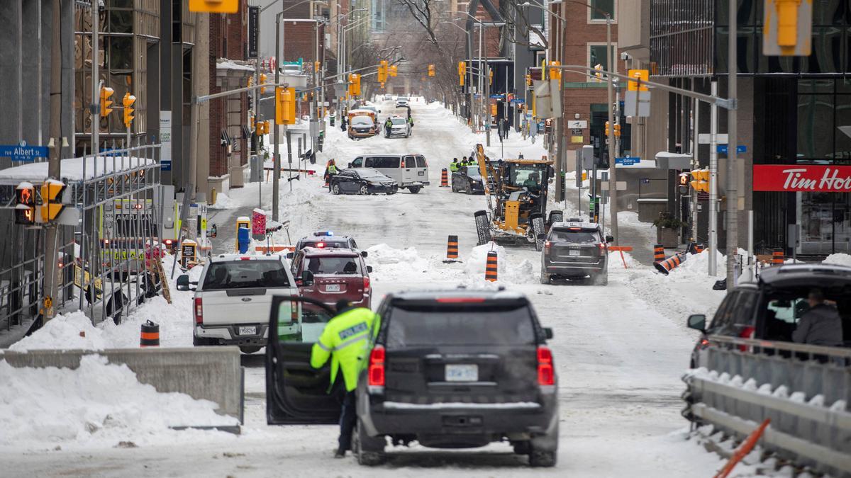 La policía trabaja para despejar a los últimos vehículos en Ottawa que han bloqueado la capital en protesta por las restricciones por el covid.