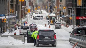 La policía trabaja para despejar a los últimos vehículos en Ottawa que han bloqueado la capital en protesta por las restricciones por el covid.