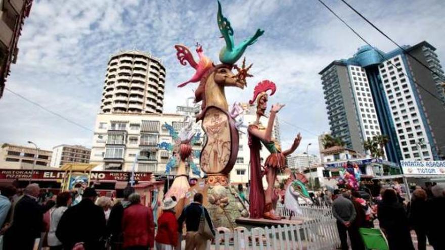 Benidorm ya luce sus monumentos falleros