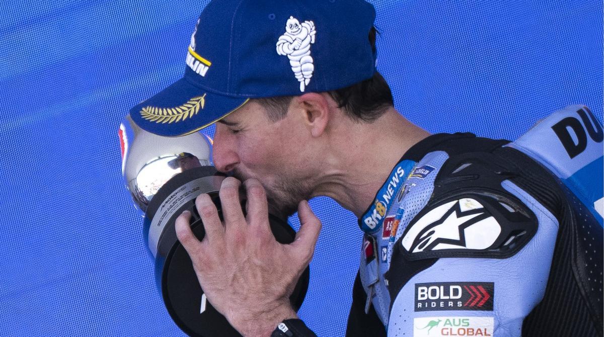 Àlex Márquez besa el trofeo de Jerez.
