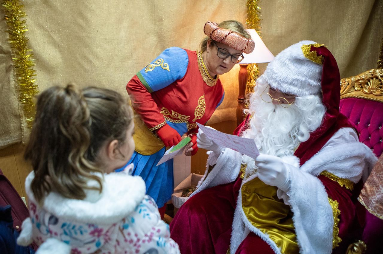 Dos comparsas ponen casa a Papá Noel en Gondomar