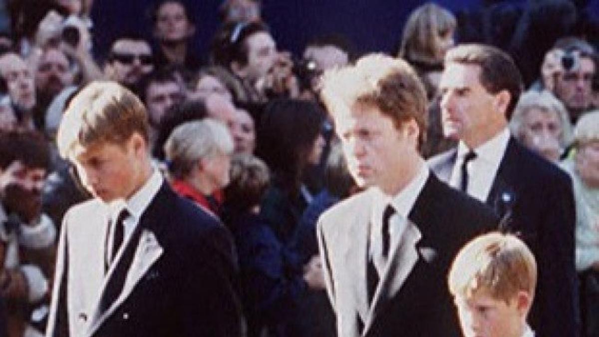 El príncipe Harry y Guillermo en el entierro de Lady Di