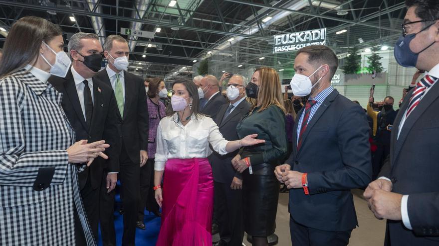 Los reyes visitan el pabellón de Canarias en Fitur 2022