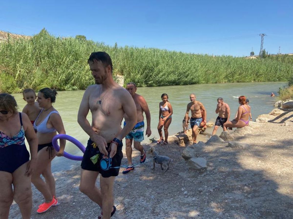 La playa fluvial de Archena, con piraguas al fondo. | L.O.