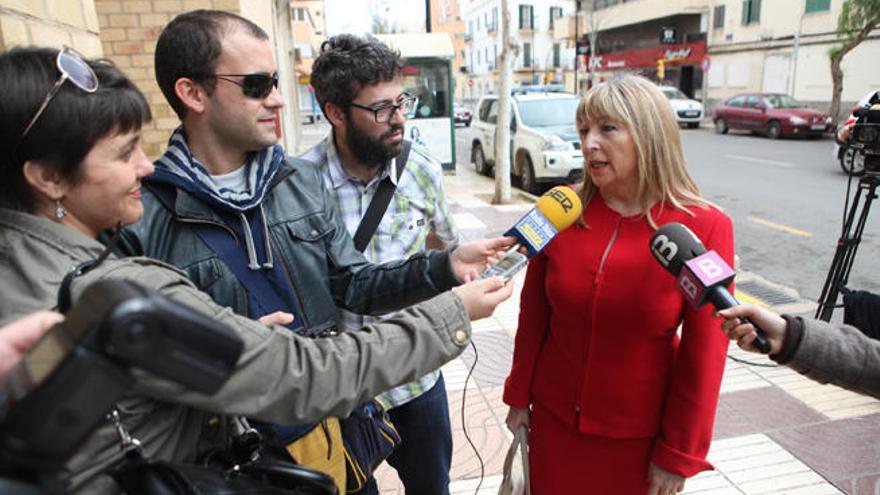 La exalcaldesa atiende a los periodistas antes de declarar ante el juez en abril de 2014.