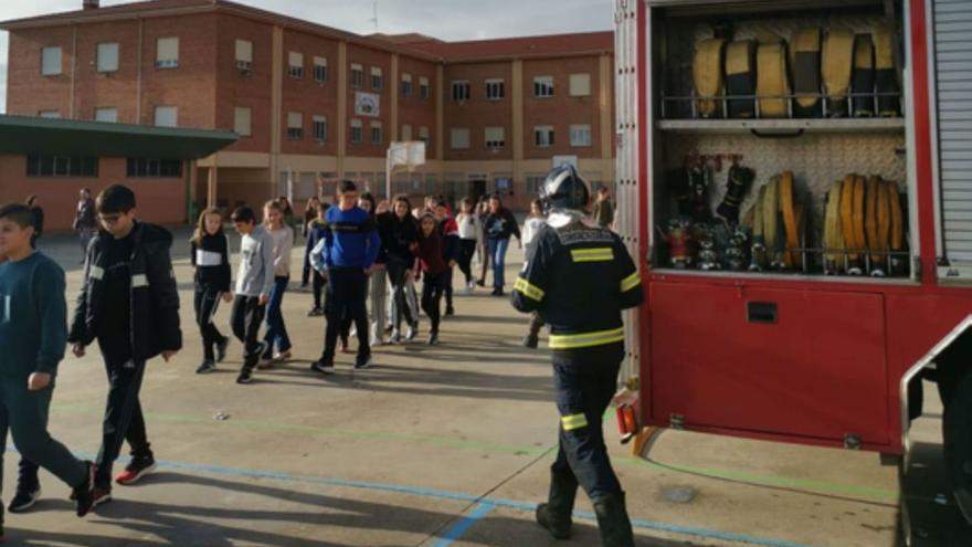 El colegio Virgen de la Vega pone a prueba su protocolo de evacuación con un simulacro de incendio