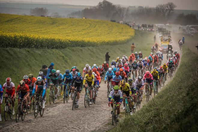 El pelotón durante uno de los tramos de adoquín de la 117th Paris Roubaix.