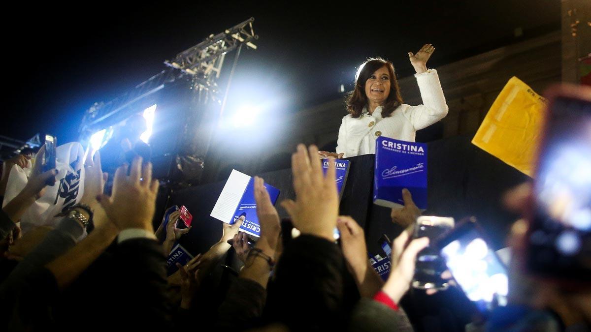 Seguidores de Cristina Fernández llenan la calle en la presentación de su libro.