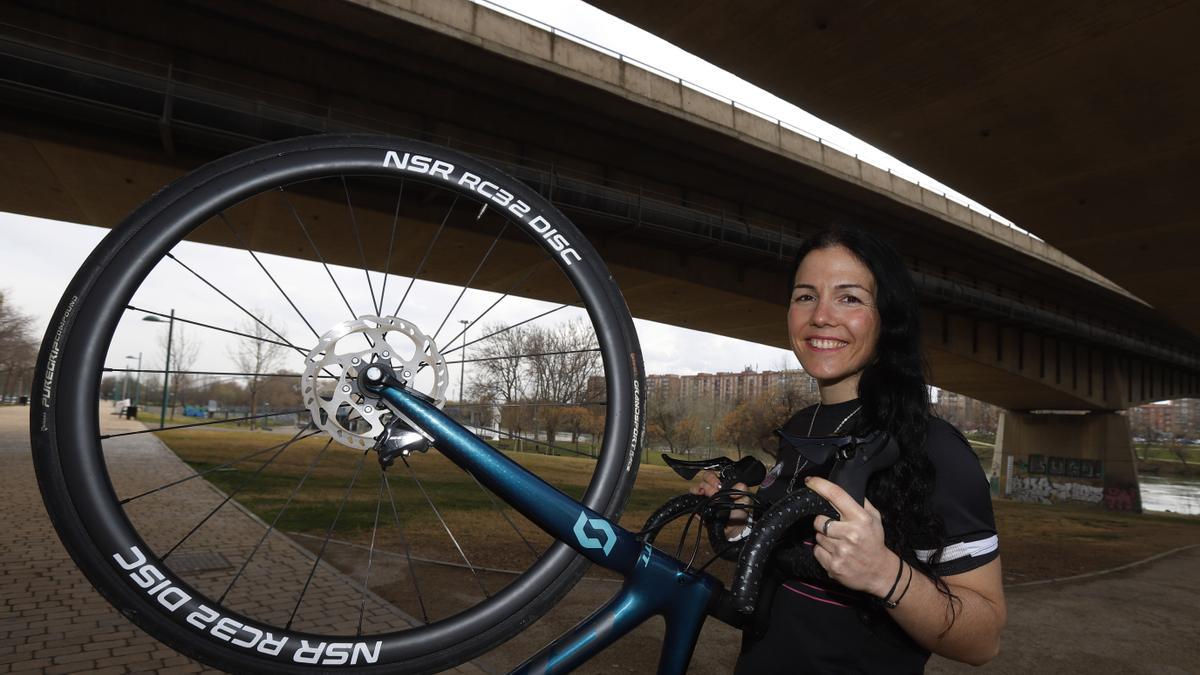 Ester Ruiz posa con su bicicleta.