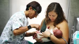 La enfermera Cristina Curto inmuniza contra el VRS a Martí, un bebé de 12 días, este lunes en el CAP Maragall de Barcelona.