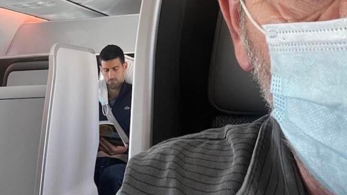 Un pasajero fotografía a Novak Djokovic sin mascarilla en un avión