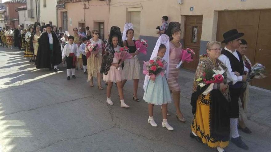 Toresanos desfilan por el paseo del Canto ataviados a la antigua usanza.