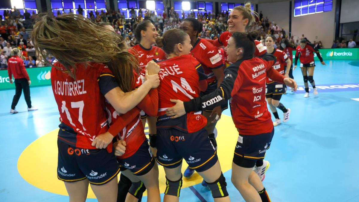 Las jugadoras de la selección española de balonmano femenino celebran la victoria ante Croacia